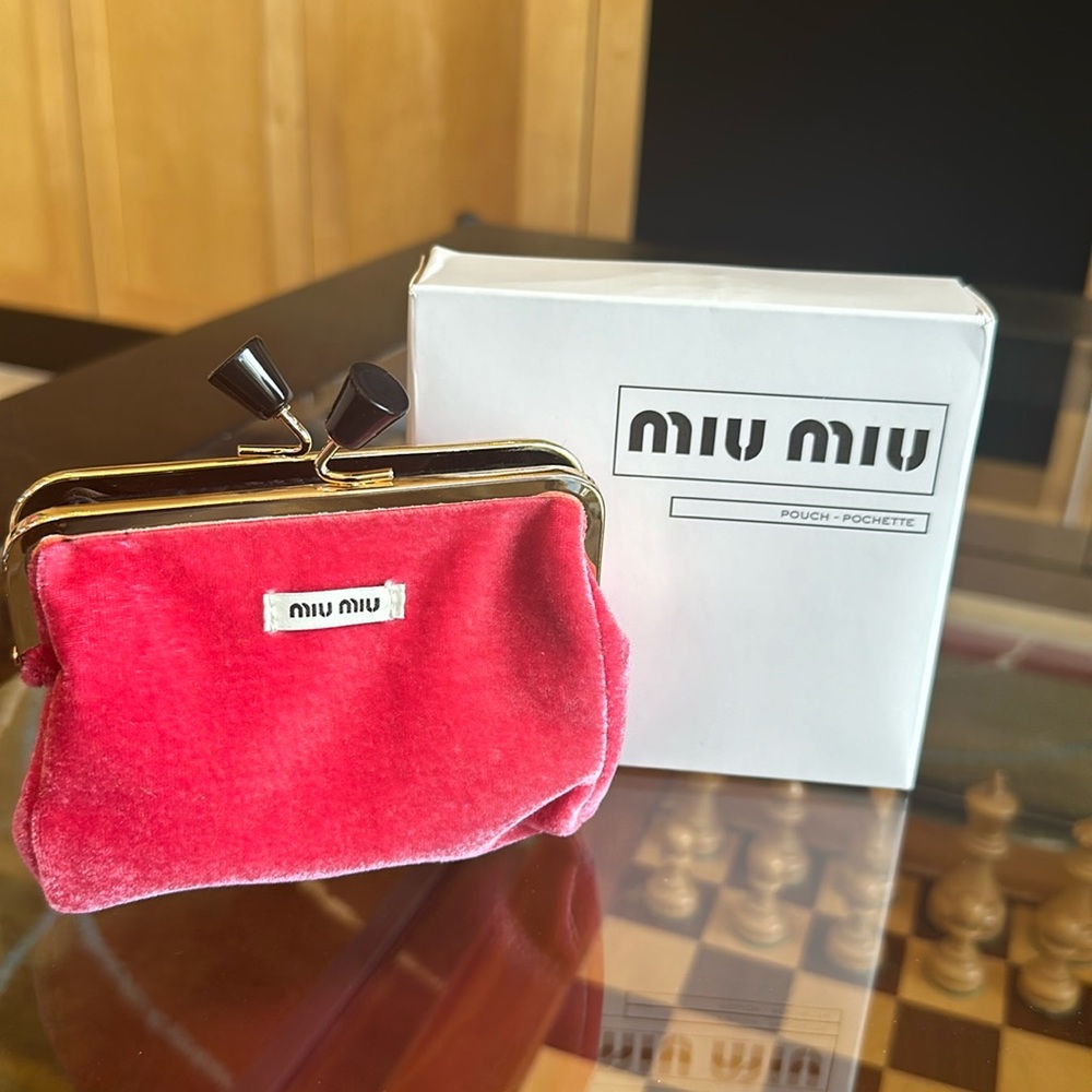 NIB MIU MIU PINKISH KISSLOCK COIN PURSE 4.5 X 4.5 VELVETY FEEL